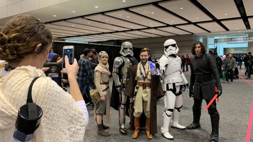 Asistentes a la Star Wars Celebration en medio de un posado.