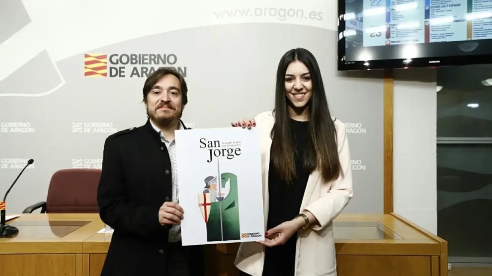 El director general de Cultura y Patrimonio, Nacho Escuín, con la autora del cartel ganador de este año de San Jorge, Natalia Castillo