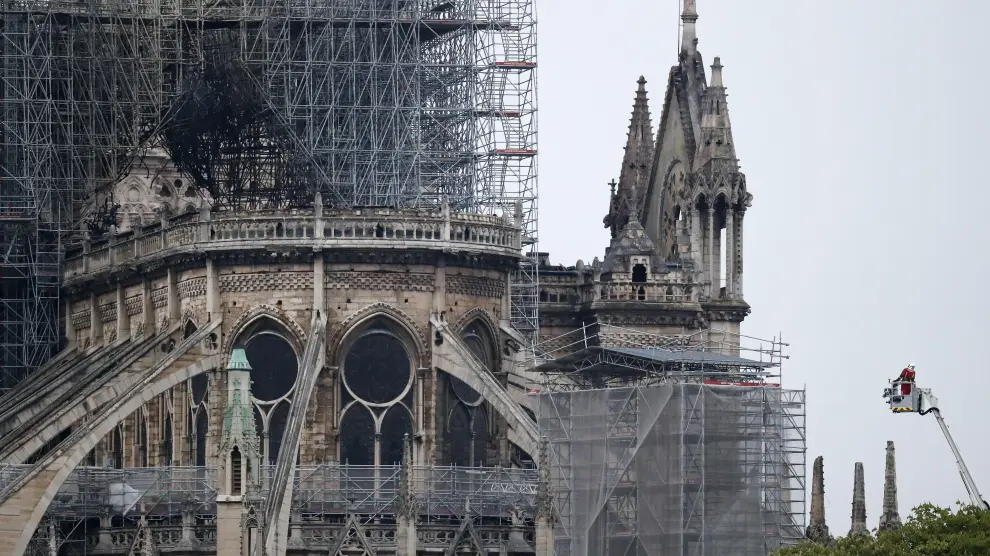 Evalúan los daños en Notre Dame tras el incendio