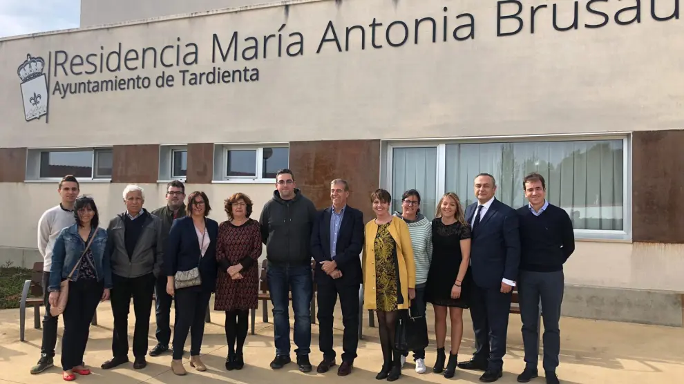 El candidato del PSOE al Senado Antonio Cosculluela visita con otros compañeros del PSOE la residencia de Tardienta