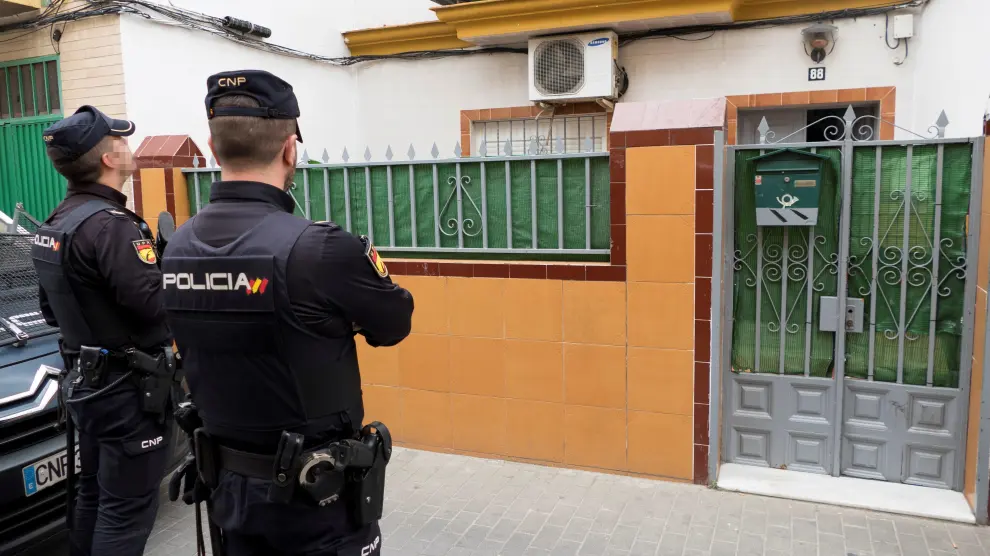 La policía registra el domicilio del presunto yihadista que pretendía atentar en Sevilla.