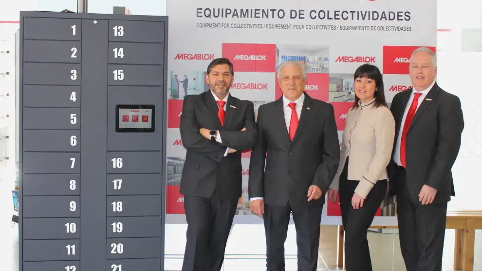 El equipo directivo de Megablok: de izquierda a derecha, Enrique Villaverde, José Antonio Villaverde, Sonia Villaverde y Juan Valle, presentando el ‘Smart locker system’.