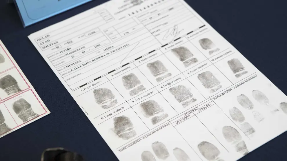 Ficha policial con las huellas dactilares documentadas.
