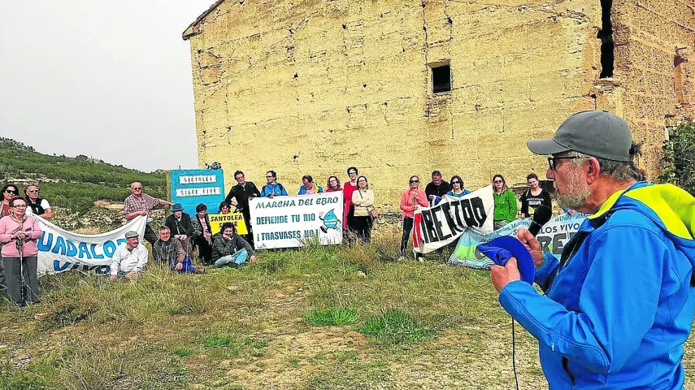 Vecinos y grupos conservacionistas, reunidos en Santolea para protestar por el estado del Guadalope.