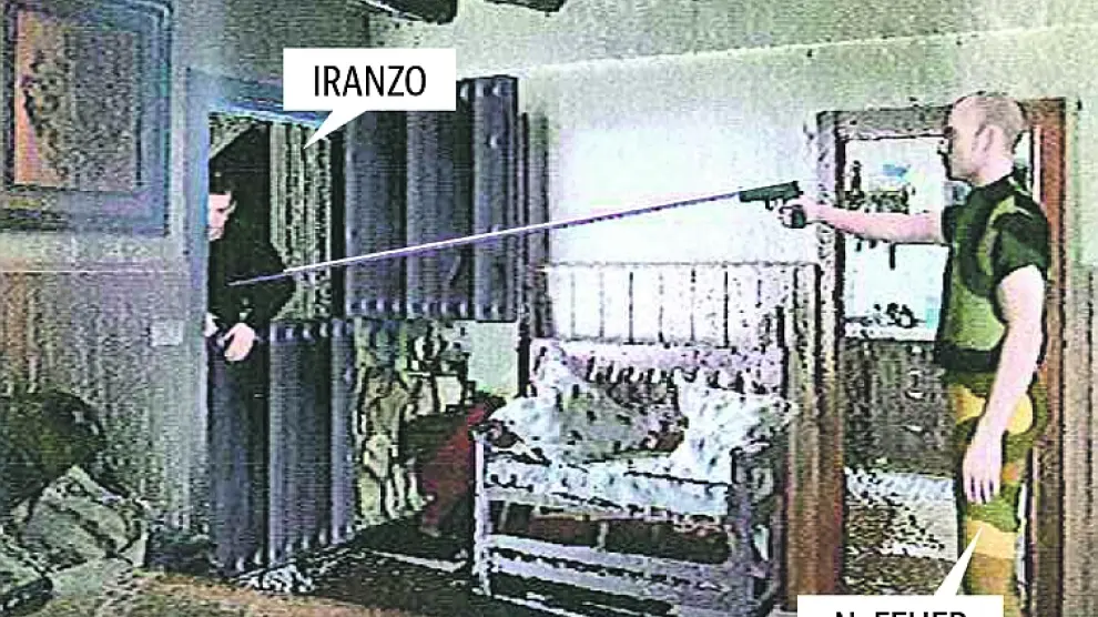 Según las predicciones de la Guardia Civil, José Luis Iranzo recibe el primer disparo "al ir a entrar en el interior de la vivienda".