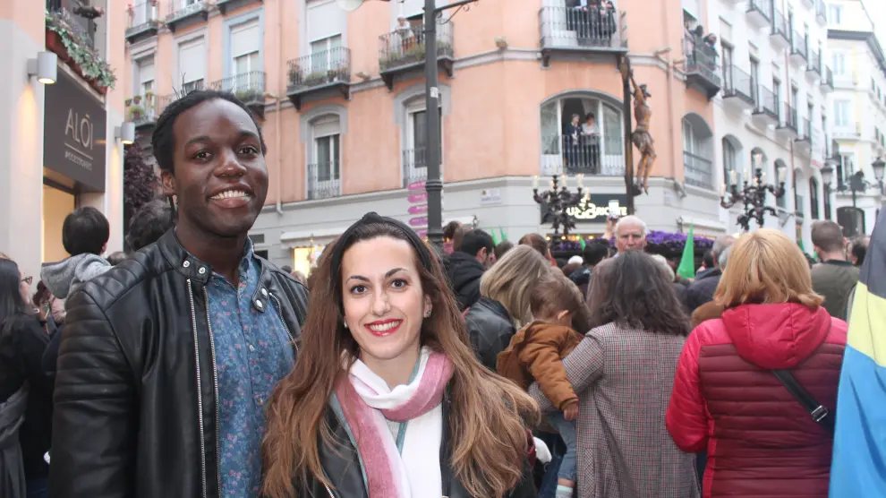 Mar Cuartero, de 27 años, junto a su pareja, viendo la procesión más multitudinaria de la Semana Santa zaragozana en la calle de Alfonso de la capital aragonesa.