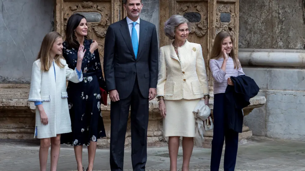 Los Reyes Felipe y Letizia, sus hijas y la Reina Sofía han participado en la misa de Domingo de Pascua en la catedral de Palma