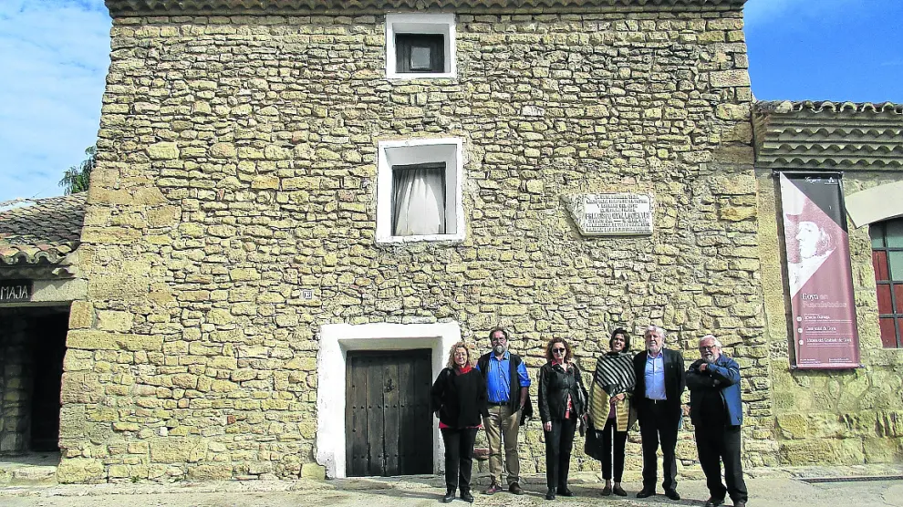 Varios de los miembros de Territorio Goya, ante la casa natal del pintor en Fuendetodos.