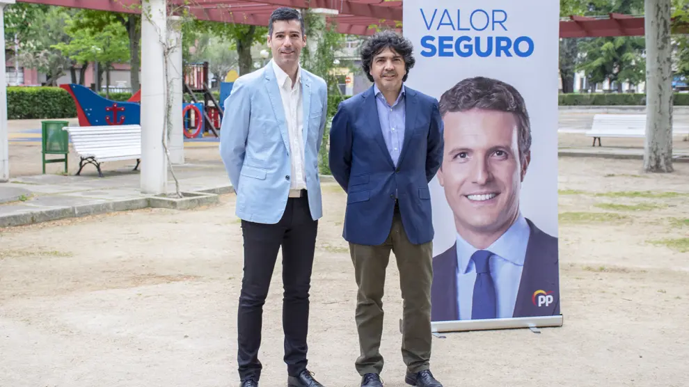 Los candidatos al Congreso Mario Garcés (d) y Julio Riverola en el parque Miguel Servet de Huesca.