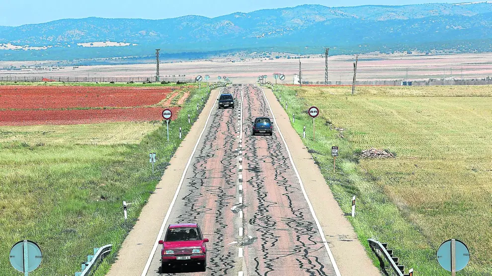 La carretera que une Monreal del Campo y Alcolea del Pinar presenta un deplorable estado de conservación.