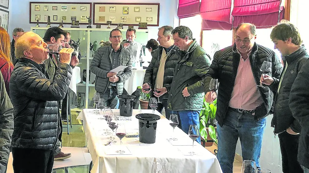 Miembros de la D. O. catan los vinos elaborados en una bodega experimental francesa.
