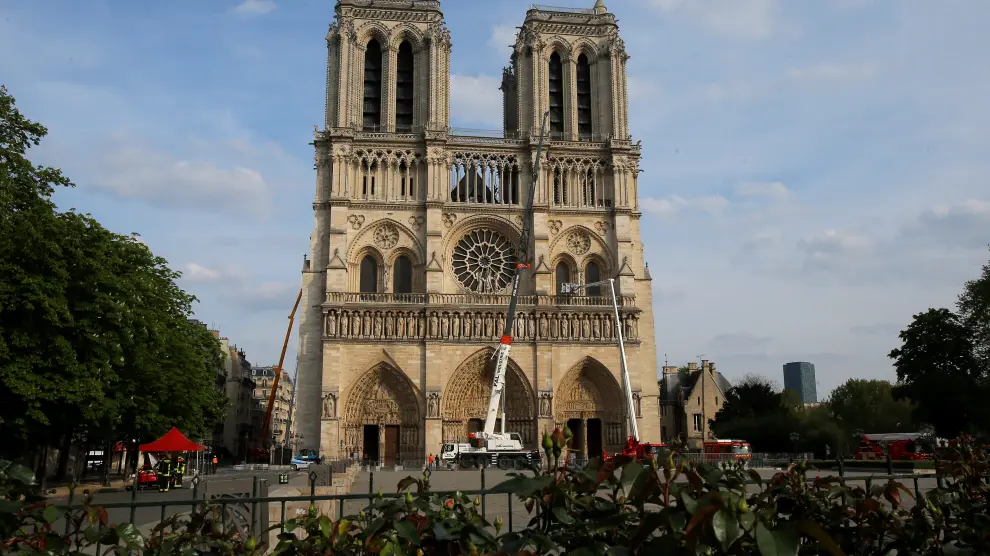 Notre Dame cathedral is pictured in Paris, France April 18, 2019. Michel Euler/Pool via Reuters [[[REUTERS VOCENTO]]] FRANCE-NOTREDAME/TRIBUTE