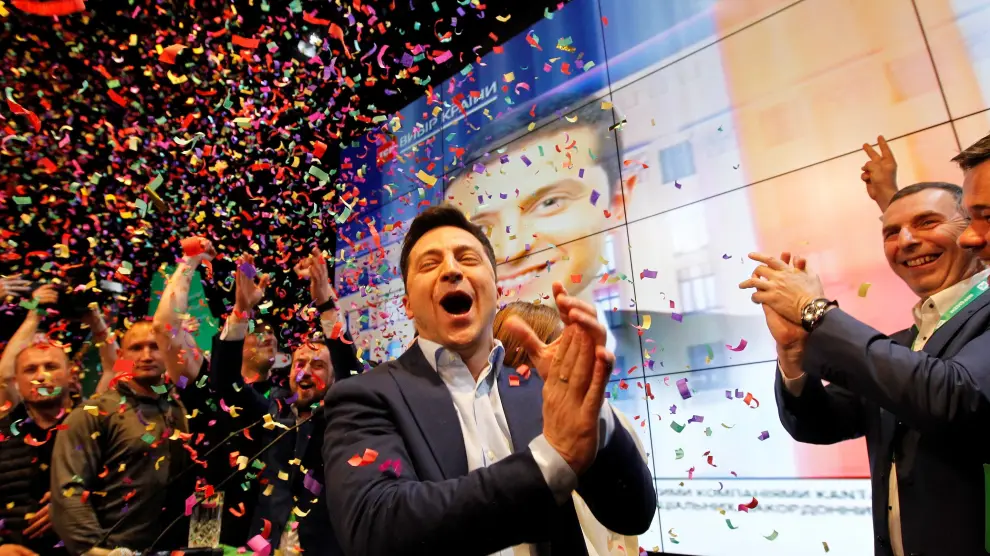 Volodimir Zelenski reacciona en la sede de su partido al resultado de las elecciones generales de Ucrania.