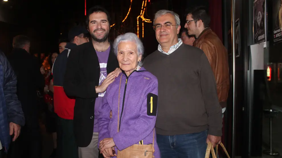 Manuel Domínguez, de La Ronda de Boltaña, junto a su madre -quien inspiró en parte esta canción- y Jorge Andolz, director del corto 'Mermelada de Moras'.