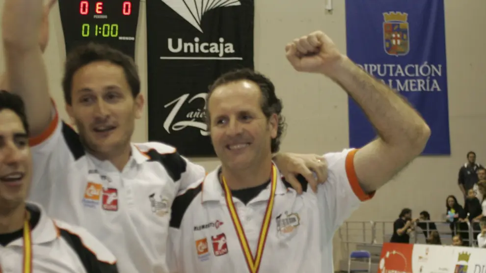 Óscar Novillo (derecha), entrenador del CV Teruel, celebra con su segundo, Jose Ignacio Marcos, el título