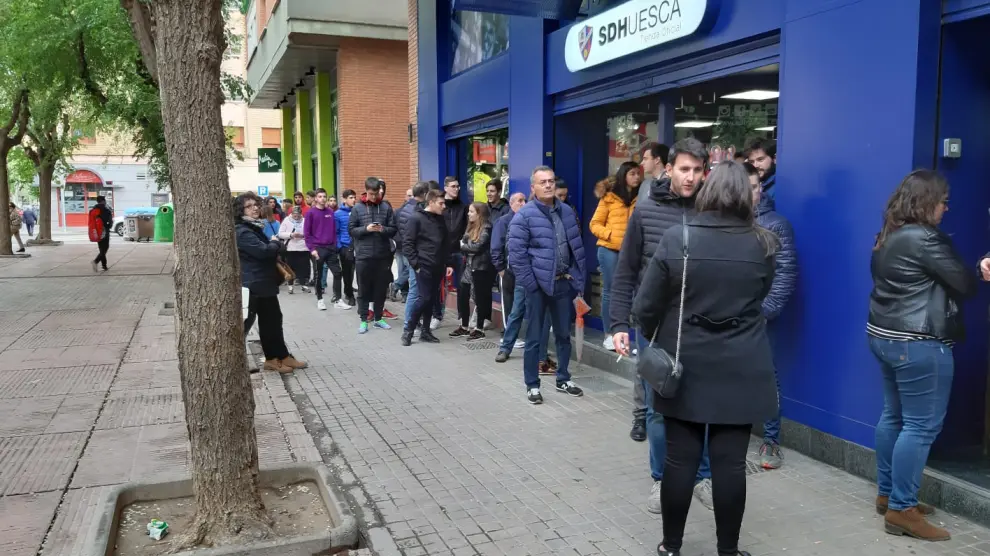 Aficionados de la SD Huesca aguardan su turno para conseguir una entrada.