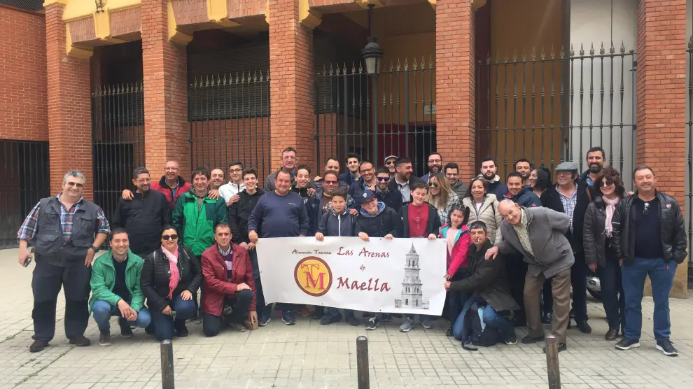 Los aficionados maellanos que se desplazaron a Zaragoza en el Día de Aragón.