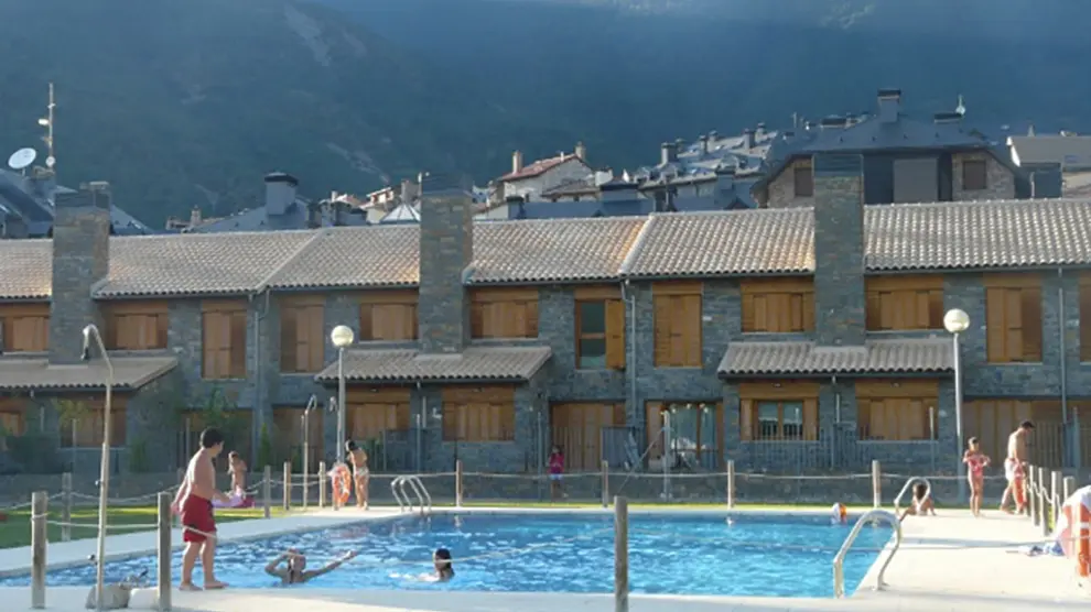 Los alojamientos cuentan con diversas zonas comunes como la piscina.