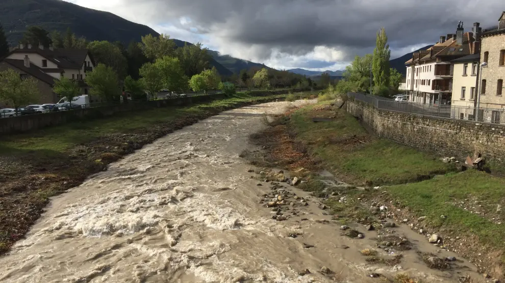 El río Gállego pasaba por Biescas este jueves con un fuerte caudal tras las últimas lluvias.