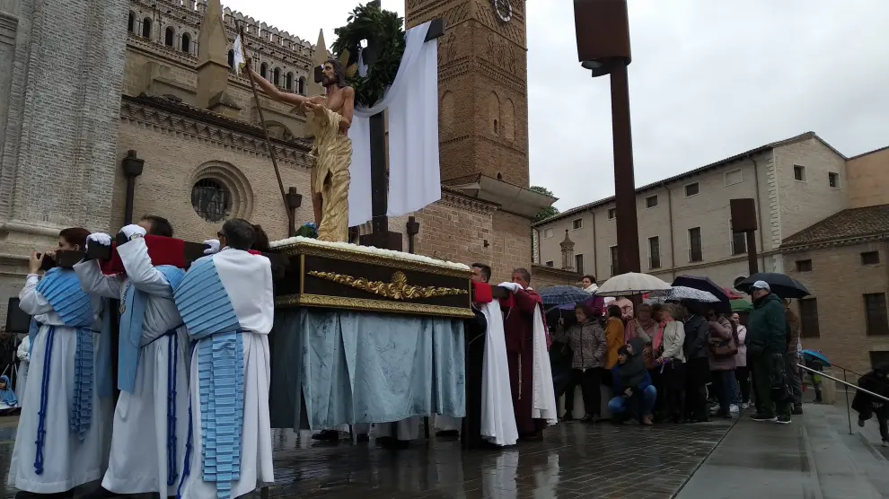 La peana del Cristo Resucitado delante de la catedral de Tarazona tras completar su procesión.