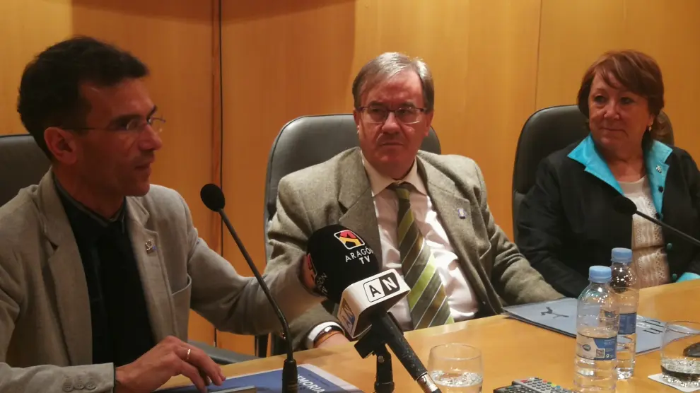 Jesús Sánchez, Ángel Dolado y Pilar Aznar, este jueves en la presentación de la memoria del Centro de Solidaridad Zaragoza en la sede del Justicia de Aragón.