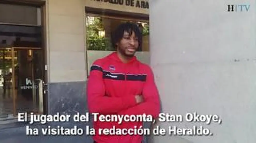 El jugador del Tecnyconta, Stan Okoye, ha visitado la redacción de Heraldo donde ha hablado de sus últimos partidos y del mate que le hizo al Barcelona.
