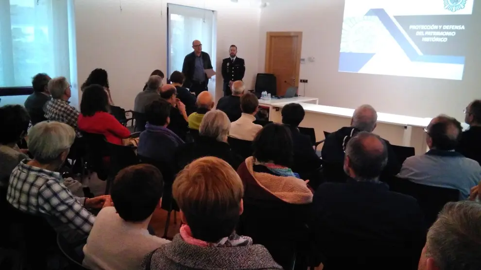 La charla se ha desarrollado en el salón de actos de la Comunidad de Regantes de Tarazona con la asistencia de decenas de personas.