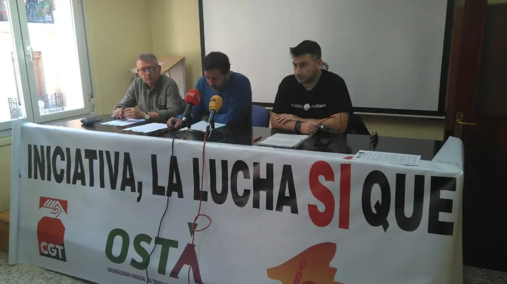 David Ubico, de la Intersindical de Aragón, con David Lázaro, de OSTA y César Yagües, de CGT, en la presentación de la manifestación del Primero de Mayo
