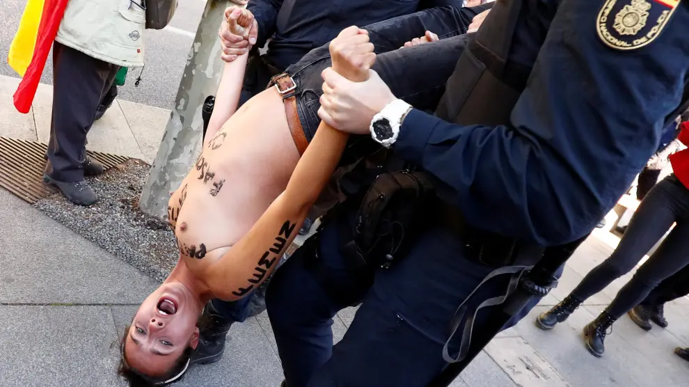 Una de las activistas de Femen al ser desalojada del acto de Vox.