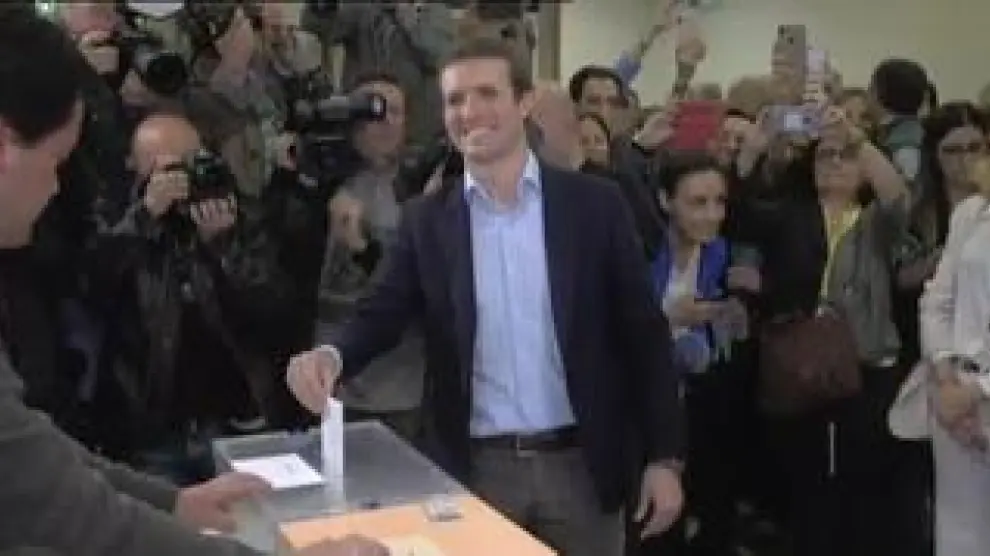 El candidato del PP vota acompañado de su esposa en el Colegio de Nuestra Señora del Pilar de Madrid