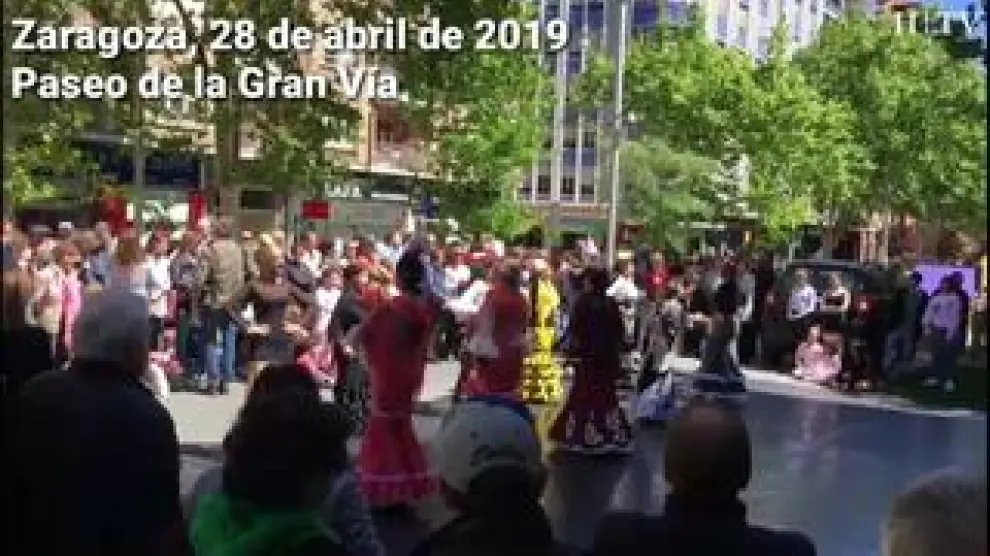 La Escuela de Mamá muestra en Gran Vía las dotes del flamenco de sus alumnas con gran éxito, por cierto, porque los viandantes se han animado a pararse y tocar palmas.