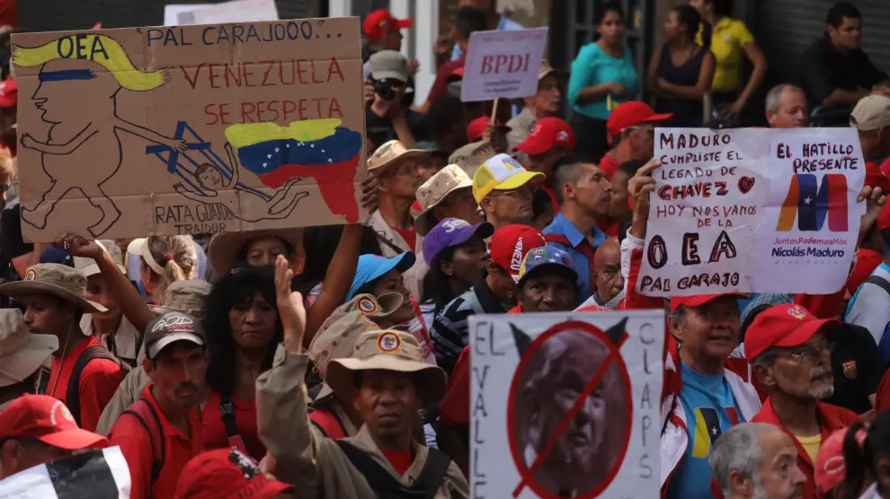 Cientos de venezolanos marchan en Caracas para apoyar la decisión de Maduro de sacar al país de la OEA.