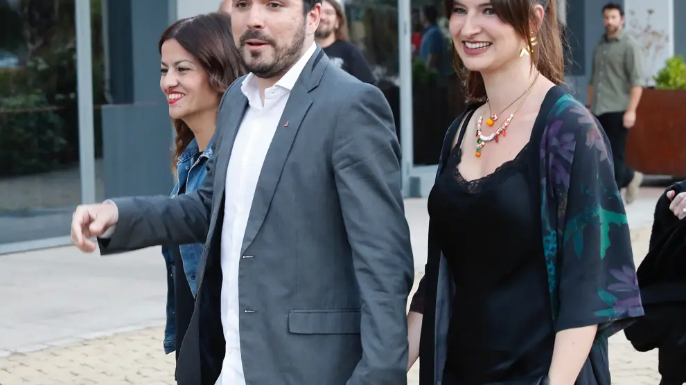 El coordinador de IU y candidato al Congreso por Unidas Podemos, Alberto Garzón, acompañado por su mujer, a su llegada al Hotel Goya de Madrid.