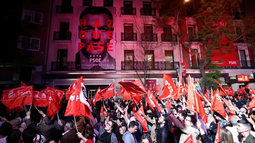 Los votantes socialistas esperan el anuncio de los resultados electorales en Madrid.