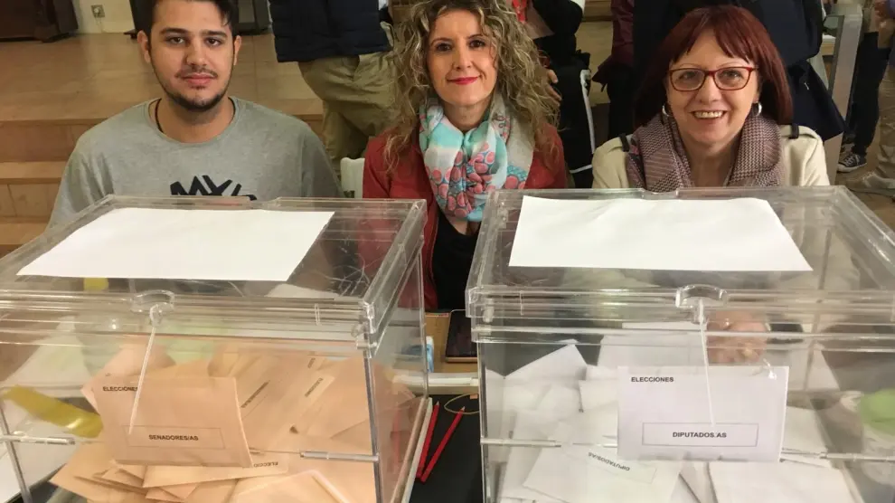 Mapi Laborda, miembro de mesa electoral por cuarta vez, junto a sus compañeros en las elecciones de hoy.