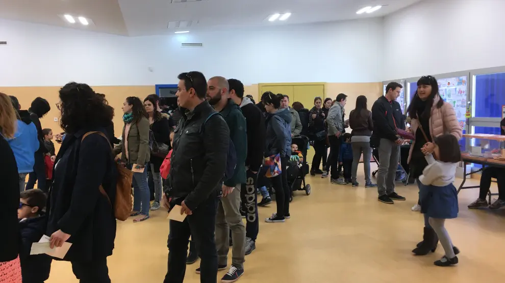 Vecinos de Parque Venecia votando por primera vez en su propio colegio.