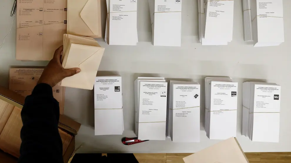 Votaciones en un colegio electoral de Pamplona.