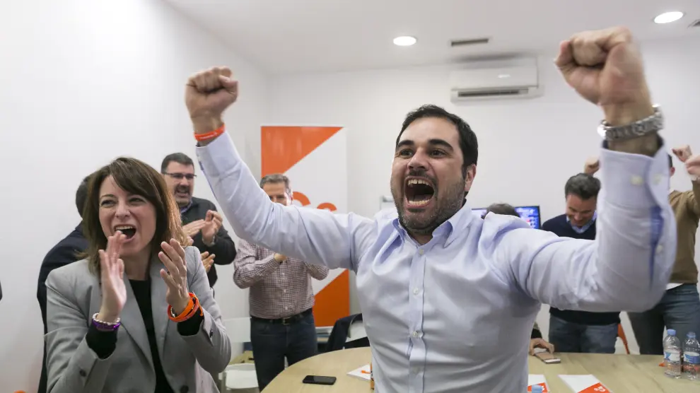 Rodrigo Gómez celebra el triunfo de su partido en las elecciones generales.