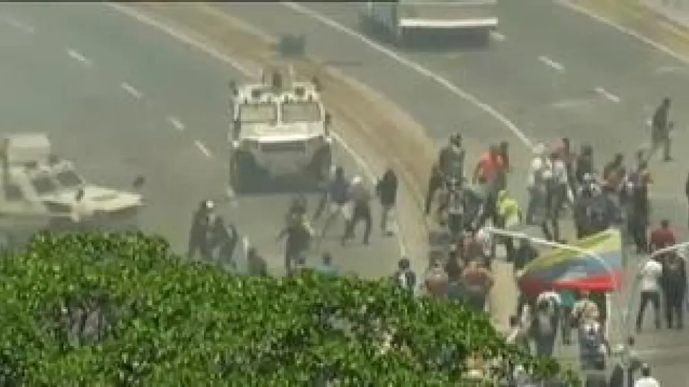 Los manifestantes venezolanos se enfrentaron a los militares alrededor de la base aérea de La Carlota en Caracas