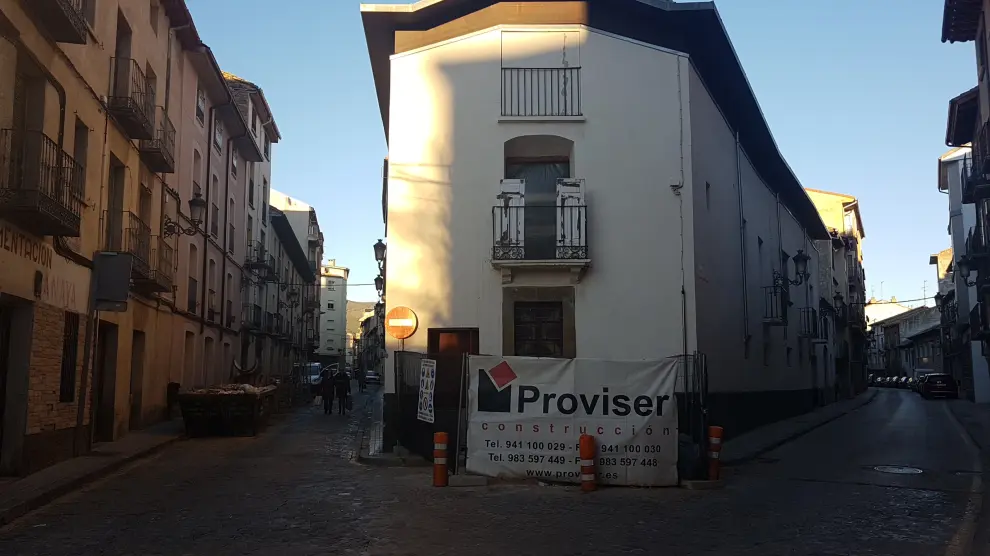 La casa de Don Valero y, a la izquierda, la calle de Ramiro I, al final de la cual estará la nueva plaza.
