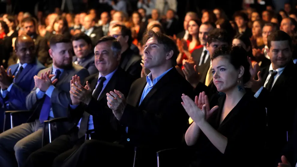 Los periodistas galardonados, Gervasio Sánchez, Conchi Cejudo y Javier del Pino, aplauden durante la ceremonia de entrega de Premios de Periodismo Rey de España.