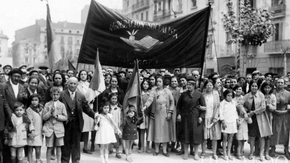 Pancarta de la agrupación socialista (PSOE) en el Primero de Mayo de 1931.