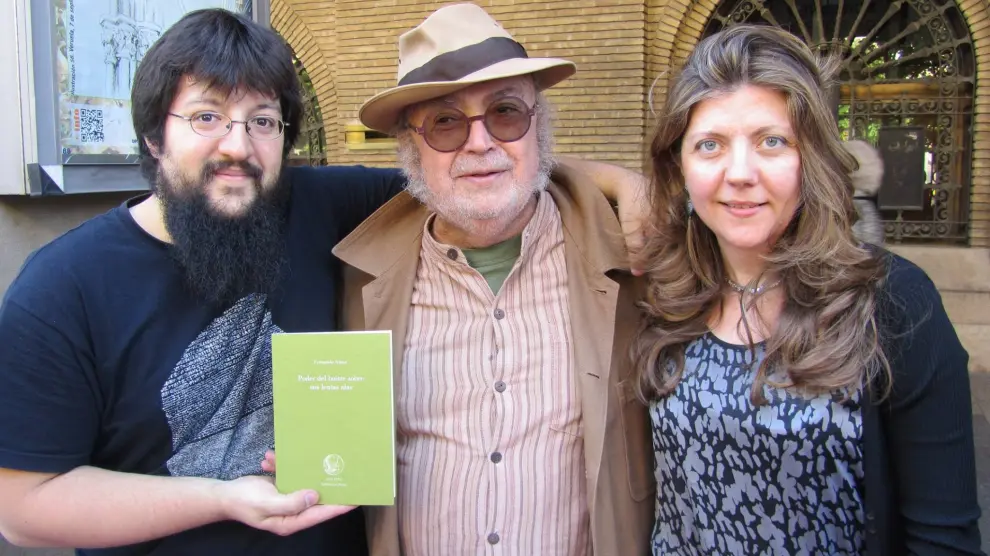 Los editores Reyes y David, con su autor Roberto Malo en el centro.