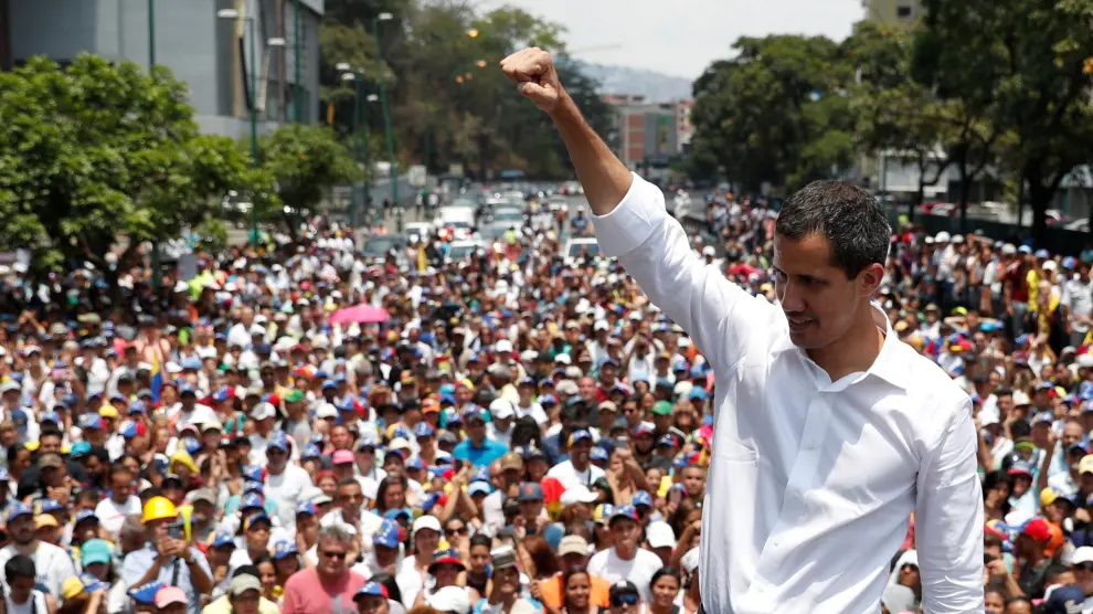 Venezuelan opposition leader Juan Guaido, who many nations have recognised as the country's rightful interim ruler, gestures as he speaks to supporters during a rally against the government of Venezuela's President Nicolas Maduro and to commemorate May Day in Caracas Venezuela, May 1, 2019. REUTERS/Carlos Garcia Rawlins [[[REUTERS VOCENTO]]] VENEZUELA-POLITICS/GUAIDO