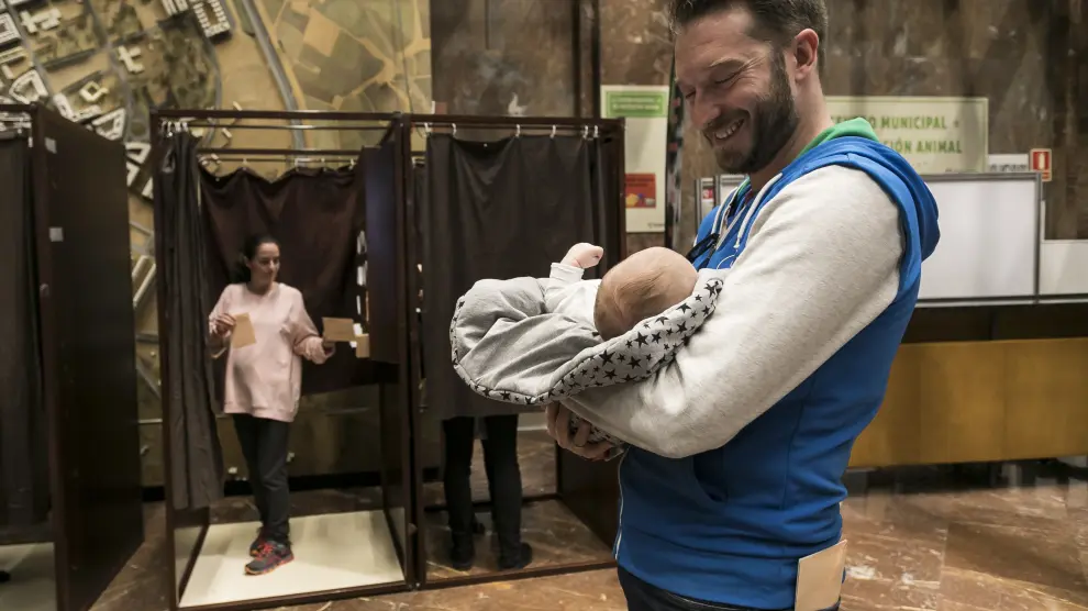 Un padre aguardaba con su bebé a que su mujer votara el pasado domingo.