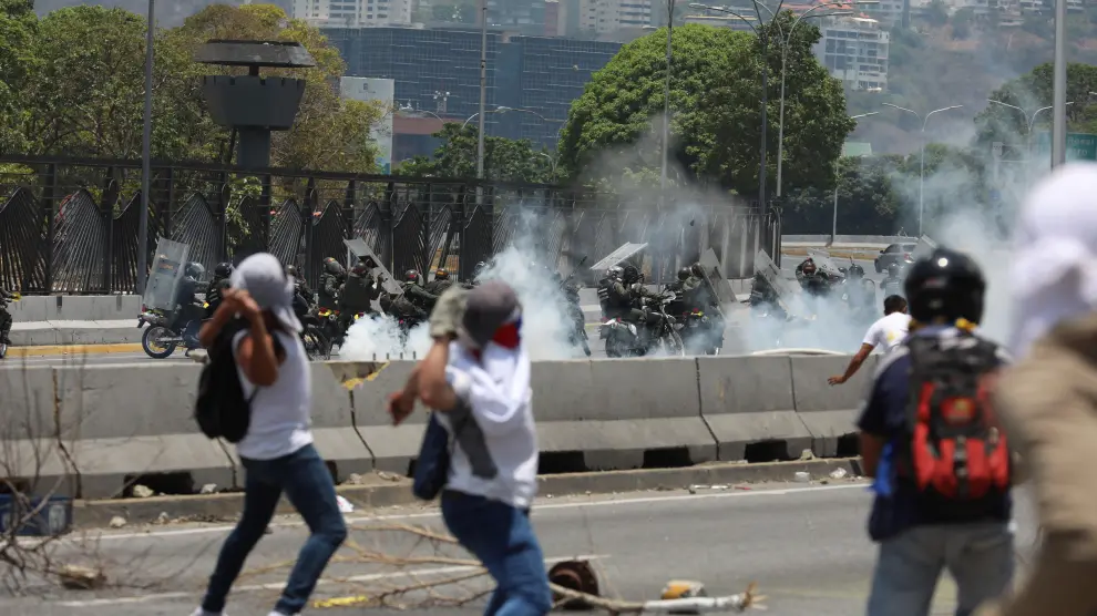 Miles de venezolanos salen a la calle para apoyar a Guaidó