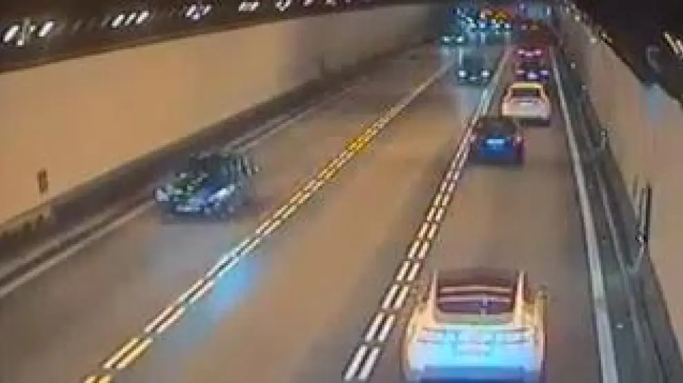 Un vehículo invade el carril contrario y choca contra dos turismos provocando la muerte de su conductor.