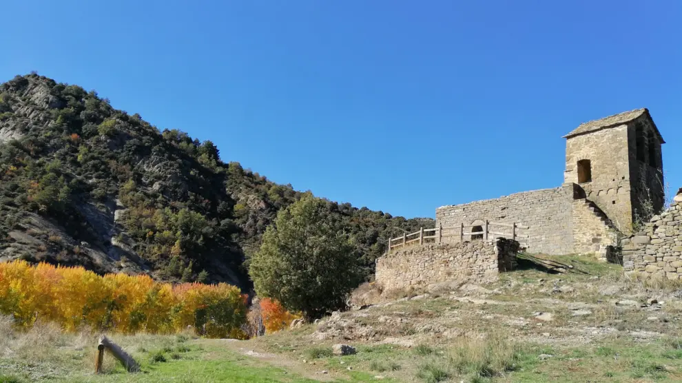 La ruta por el Camino Natural de la Hoya atraviesa sierras y varios despoblados.