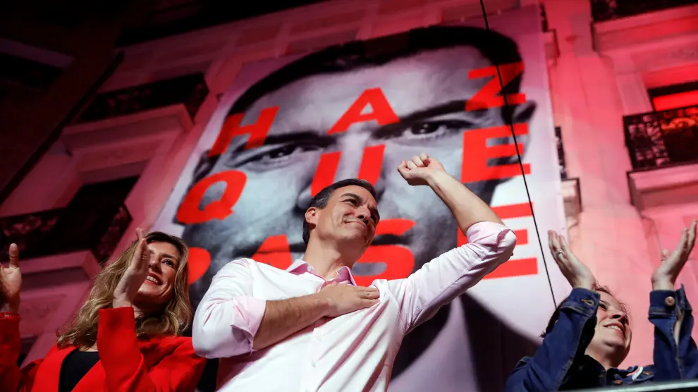 El candidato del PSOE, Pedro Sánchez, en un balcón de Ferraz tras la victoria electoral