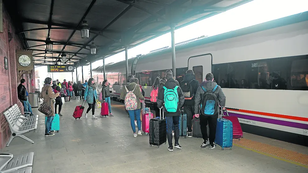 Un grupo de pasajeros toma el tren en dirección a Valencia en la estación de Teruel.